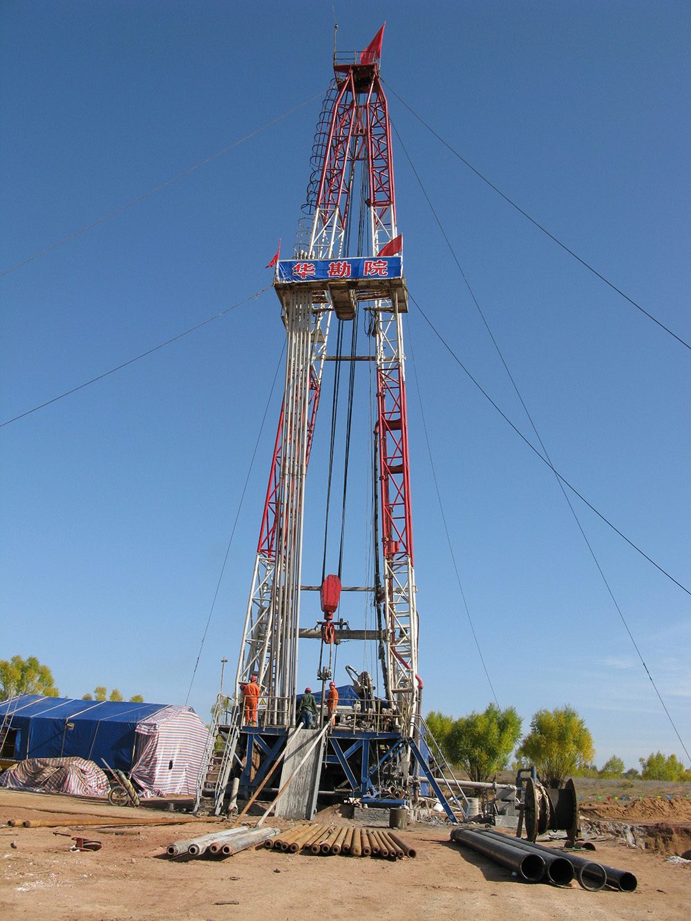 5.內(nèi)蒙古3300米深孔鹽井施工.JPG