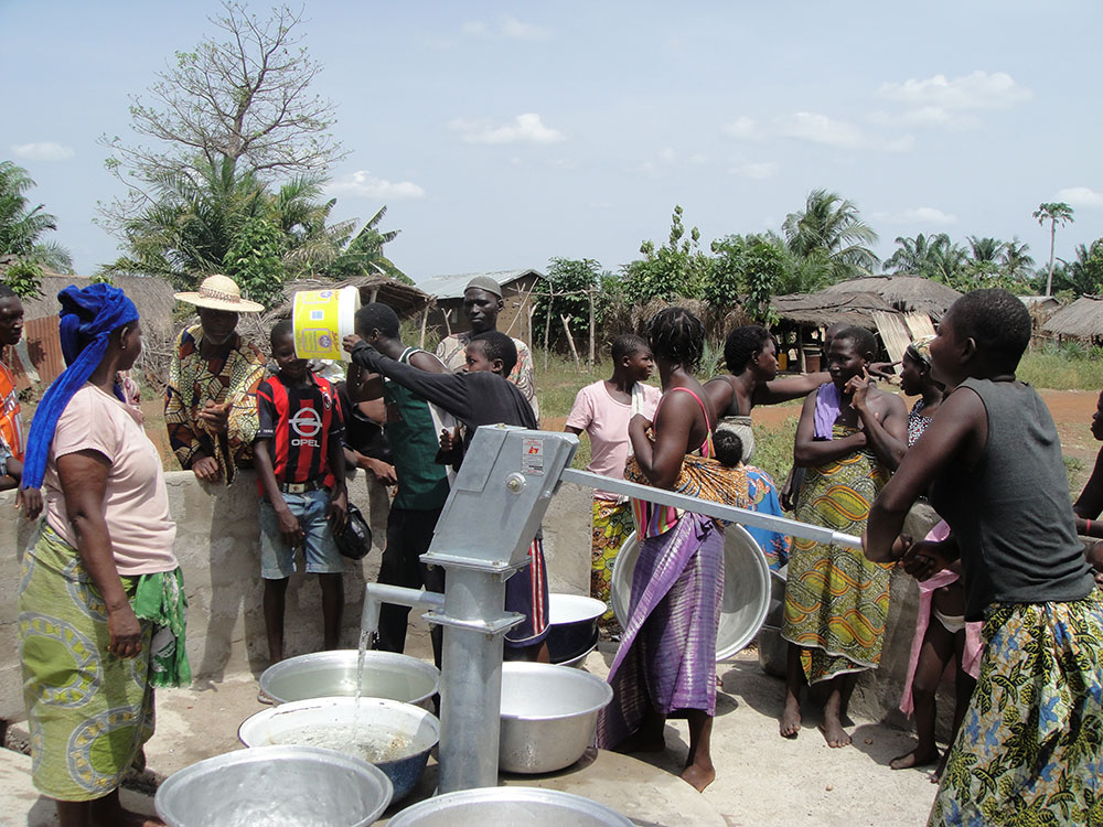 10.援多哥打井項目是我公司代表中國政府實施援助任務，為盼水 的多哥民眾找到了甘露，用汗水為中多人民架設了友誼的橋梁.JPG